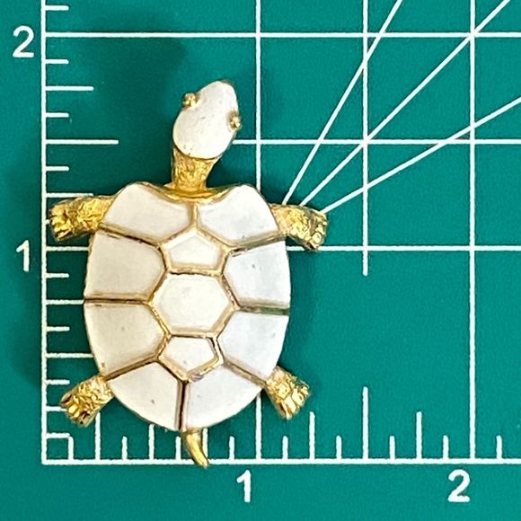 JJ Jonette Jewelry Turtle Brooch Snow White Enamel On Gold Tone Metal - Picture 7 of 7